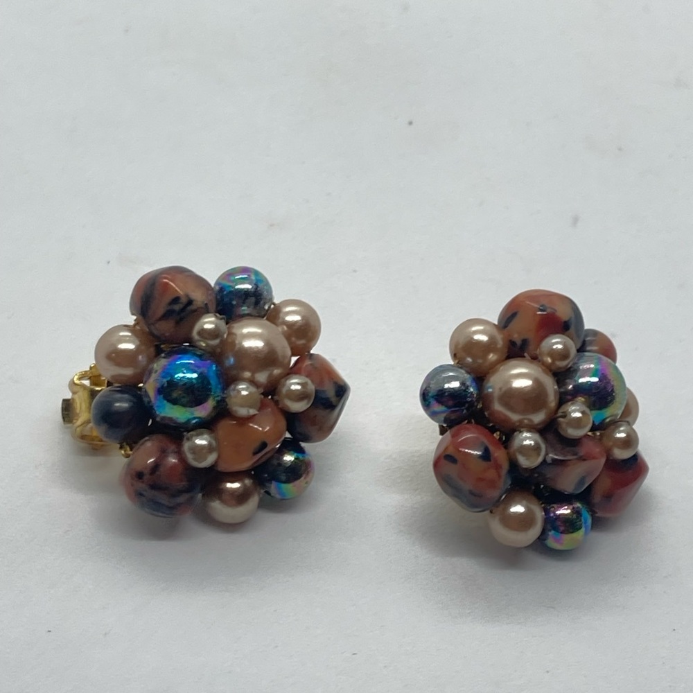 Vtg Japan Iridescent Floral Flower Beads Clip on Earrings Gold Tone Metal / 1.1”